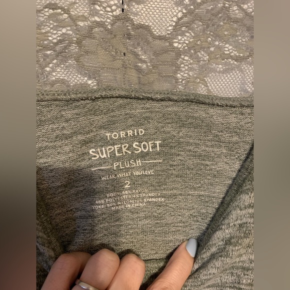 Relaxed Fit Super Soft Plush V-Neck Lace Yoke Dolman Top size 2 - Picture 4 of 8